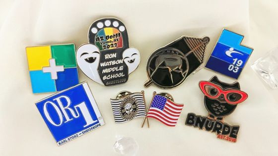 Купить Custom Logo Hard Enamel Lapel Pin для модной майки и декоративной одежды online manufacture