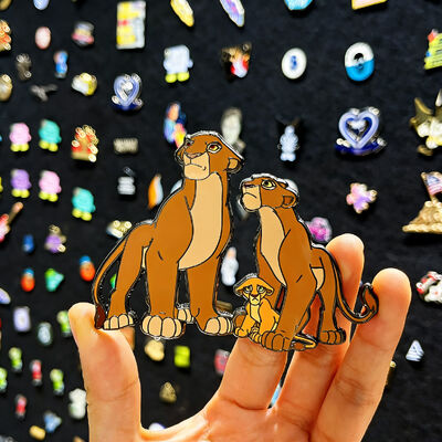 Купить Эмалевая булавка на заказ – мягкое/твердое покрытие с блестками и УФ-печатью – милый значок с мультяшным аниме-логотипом online manufacture