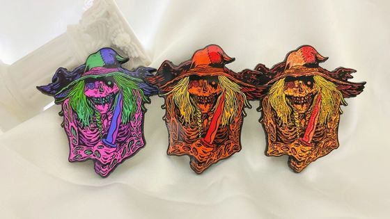 Хорошая цена. Специальный цинковый сплав лапельный штифт с мягким эмалированным блеском Окончание в 1,5 мм-2 мм толщины для украшения и сувениров онлайн