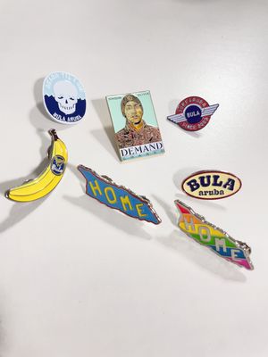 Хорошая цена. Специальный мягкий эмалированный лапельный штифт толщиной 1,5 мм и сцепление бабочки для деловых подарков онлайн