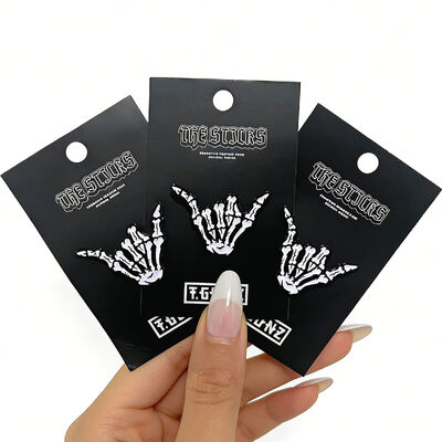 Сделайте себе свой собственный блестящий эмалевый штифт с мягкой или твердой отделкой, УФ-печатью и очаровательным мультфильмом.