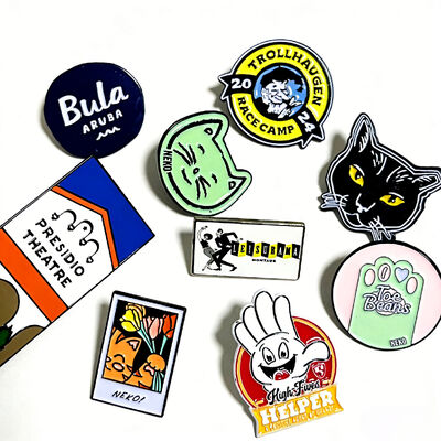 Хорошая цена. Изготовление на заказ антикварных позолоченных эмалевых значков с мягким или твердым логотипом, вырезанным по контуру, для брошей онлайн