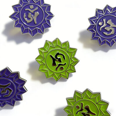 Хорошая цена. Custom 2D/3D lapel pins feature customer specified sizes and custom color options for you. онлайн