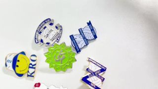 Эмалированные значки на заказ — ваш бренд