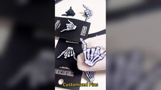 Сделайте себе свой собственный блестящий эмалевый штифт с мягкой или твердой отделкой, УФ-печатью и очаровательным мультфильмом.